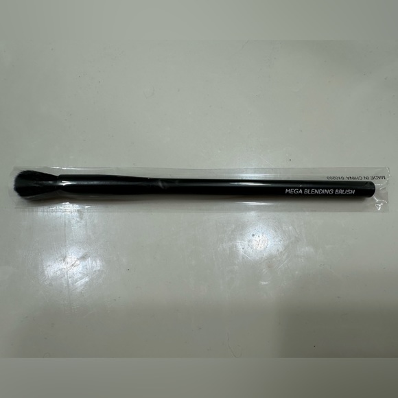 🌻 2/$10 WINGME COSMETICS Mega Eyeshadow Blending Brush 15 NWT - Picture 3 of 3